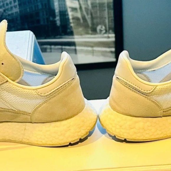 Off-White Adidas Boost - Like new - size 9.5 - Picture 2 of 4